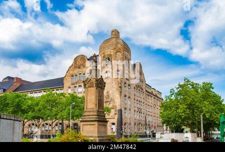 Schöner Blick auf das berühmte Jugendstilgebäude, in dem sich die Friedrich List School (früher Kurfürst Friedrich School) in Mannheim befindet. In der... Stockfoto