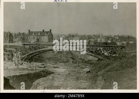 College Branch Bridge, Washington Aqueduct Arch Bridge über College Branch of Potomac River, Washington (Georgetown), DC. Originalüberschrift: College Branch Bridge, Washington Aqueduct Arch Bridge über College Branch of Potomac River, Washington (Georgetown), D.C. Diese Struktur war Teil des Washington Aquädukt, das 1858-9 unter der Aufsicht von Captain Montgomery C. Meigs, Ingenieurskorps, USA, errichtet wurde Die Armee. Das Hotel liegt über dem sogenannten "College Pond", der neben der Georgetown University existierte. Die beiden gusseisernen Bogenrohre bestehen aus Wussoir-Schnitten von 10'-0' in le Stockfoto