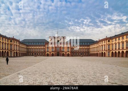 Malerischer Blick auf den Mittelbau des berühmten Barockpalastes Mannheim mit dem Ehrenhof vor... Stockfoto