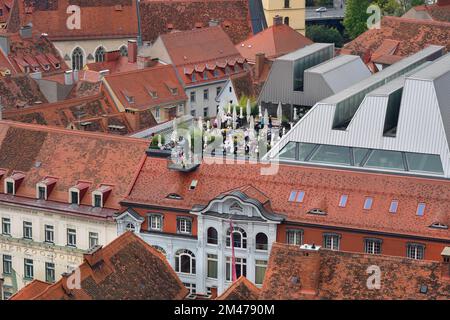 Graz, Österreich - 22. September 2022: Blick auf die Hauptstadt der steiermark mit verschiedenen Gebäuden und einem Dachgartenrestaurant Stockfoto