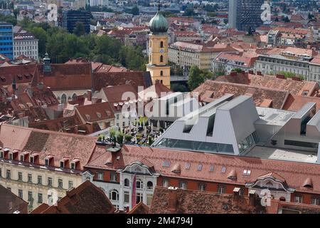 Graz, Österreich - 22. September 2022: Luftaufnahme über die Hauptstadt steiermark mit franziskanerkirche und Dachgartenrestaurant Stockfoto