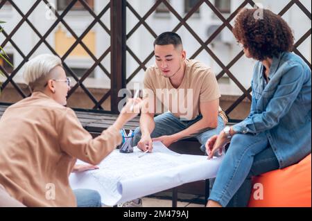 Konstruktionsexperten, die an einer Konstruktionszeichnung arbeiten Stockfoto