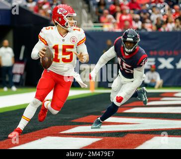 Houston, USA. 18.. Dezember 2022. Kansas City Chiefs PATRICK MAHOMES (15) entzieht sich einem Verteidiger der Houston Texans während des Spiels zwischen den Kansas City Chiefs und den Houston Texans in Houston, Texas, am 18. Dezember 2022 im NRG Stadium. Die Kansas City Chiefs besiegten die Houston Texans 30-24 in Überstunden. (Foto: Jerome Hicks/Sipa USA) Guthaben: SIPA USA/Alamy Live News Stockfoto