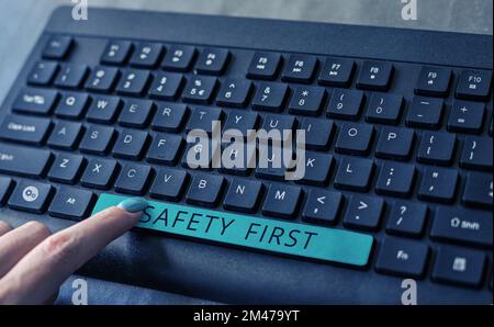 Textschild mit der Aufschrift „Sicherheit zuerst“. Wort für Vermeidung von unnötigen Risiken sicher leben Vorsicht walten lassen Stockfoto