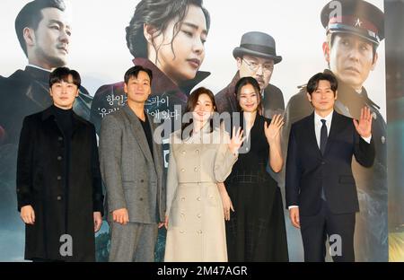 Seo Hyun-Woo, Park Hae-Soo, Park So-Dam, Lee Hanee, Sol Kyung-Gu, 19. Dezember 2022 : (L-R) Besetzte: Seo Hyun-Woo, Park Hae-Soo, Park so-Dam, Lee Hanee und Sol Kyung-Gu posieren während einer Produktionspräsentation für ihren südkoreanischen Film "Phantom" in Seoul, Südkorea. Kredit: Lee Jae-Won/AFLO/Alamy Live News Stockfoto