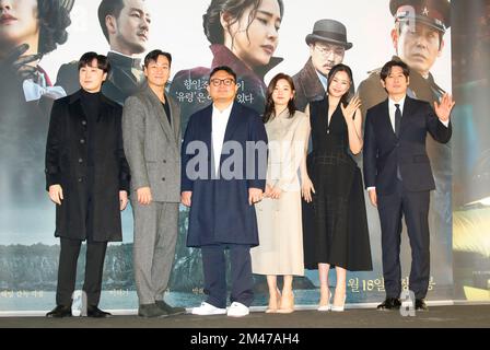 Seo Hyun-Woo, Park Hae-Soo, Lee Hae-Young, Park So-Dam, Lee Hanee, Sol Kyung-Gu, 19. Dez. 2022 : (L-R) Seo Hyun-Woo, Park Hae-Soo, Regisseur Lee Hae-Young, Park so-Dam, Lee Hanee und Sol Kyung-Gu posieren für Fotos während einer Produktionspräsentation für ihren neuen südkoreanischen Film "Phantom" in Seoul, Südkorea. Kredit: Lee Jae-Won/AFLO/Alamy Live News Stockfoto