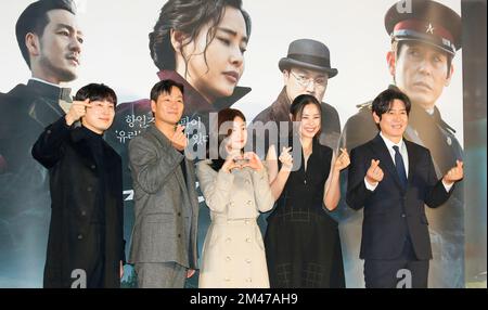 Seo Hyun-Woo, Park Hae-Soo, Park So-Dam, Lee Hanee, Sol Kyung-Gu, 19. Dezember 2022 : (L-R) Besetzte: Seo Hyun-Woo, Park Hae-Soo, Park so-Dam, Lee Hanee und Sol Kyung-Gu posieren während einer Produktionspräsentation für ihren südkoreanischen Film "Phantom" in Seoul, Südkorea. Kredit: Lee Jae-Won/AFLO/Alamy Live News Stockfoto