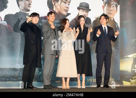 Seo Hyun-Woo, Park Hae-Soo, Park So-Dam, Lee Hanee, Sol Kyung-Gu, 19. Dezember 2022 : (L-R) Besetzte: Seo Hyun-Woo, Park Hae-Soo, Park so-Dam, Lee Hanee und Sol Kyung-Gu posieren während einer Produktionspräsentation für ihren südkoreanischen Film "Phantom" in Seoul, Südkorea. Kredit: Lee Jae-Won/AFLO/Alamy Live News Stockfoto