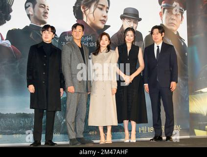 Seo Hyun-Woo, Park Hae-Soo, Park So-Dam, Lee Hanee, Sol Kyung-Gu, 19. Dezember 2022 : (L-R) Besetzte: Seo Hyun-Woo, Park Hae-Soo, Park so-Dam, Lee Hanee und Sol Kyung-Gu posieren während einer Produktionspräsentation für ihren südkoreanischen Film "Phantom" in Seoul, Südkorea. Kredit: Lee Jae-Won/AFLO/Alamy Live News Stockfoto