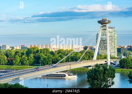 Bratislava (Pressburg): Most SNP (Brücke des slowakischen Nationalaufstands), Donau in , Slowakei Stockfoto