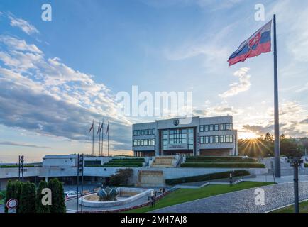 Bratislava (Pressburg): Errichtung des Nationalrates der Slowakischen Republik, slowakische Flagge in , , Slowakei Stockfoto