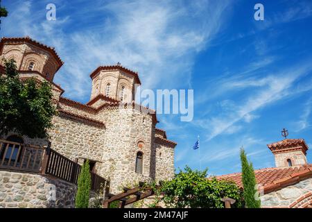 Mittelalterliche Allerheiligen-Kapelle. Varlaam Kloster, Kalambaka, Kastraki, Thessalien, Griechenland. Griechische Flagge, berühmter orthodoxer christlicher Schrein, UNESCO-Weltkulturerbe Stockfoto