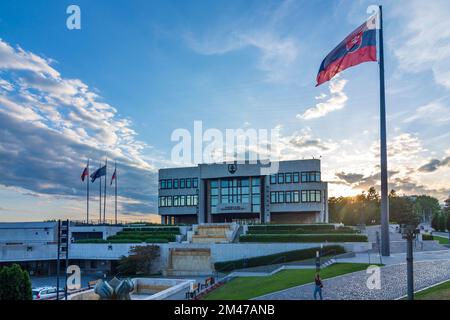 Bratislava (Pressburg): Errichtung des Nationalrates der Slowakischen Republik, slowakische Flagge in , , Slowakei Stockfoto
