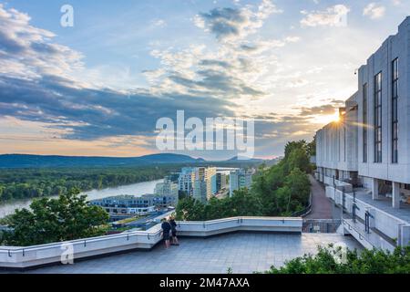 Bratislava (Pressburg): Errichtung des Nationalrates der Slowakischen Republik, Donau in , Slowakei Stockfoto
