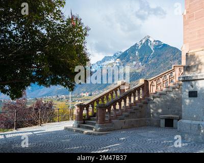 SCENA, TIROL ITALIEN - Mauselo dell'arciduca Giovanni d'Asburgo-Lorena in den italienischen Alpen. Kleines Dorf Scena mit Blick auf Tirol, Merano Stockfoto