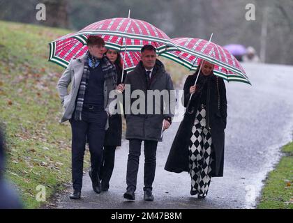 Kenny Logan und Gabby Logan (rechts) mit Familie, Sohn Reuben McKerrow Logan (links) und Tochter Lois Maya Logan verlassen die Melrose Parish Church nach einer Gedenkfeier für Doddie Weir in Melrose, Schottland. Doddie Weir starb am 26.. November im Alter von 52 Jahren an einer Erkrankung der Motoneurone. Ausgabedatum: Montag, 19. Dezember 2022. Stockfoto