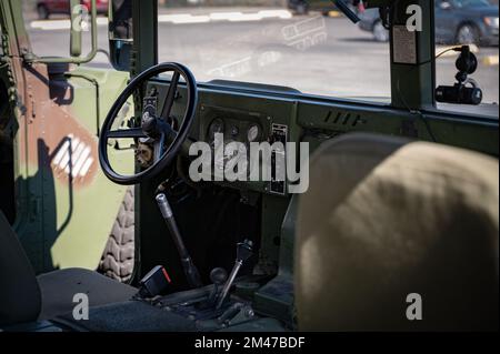 Detail des Innenraums eines Militärhumvees Stockfoto