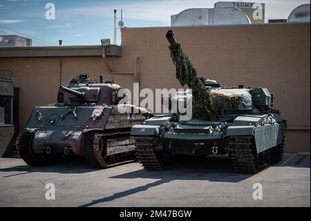 Zwei Panzer zusammen, ein Sherman M4 A3 aus dem 2. Weltkrieg und ein Leyland Motors Chieftain MK 10 Stockfoto