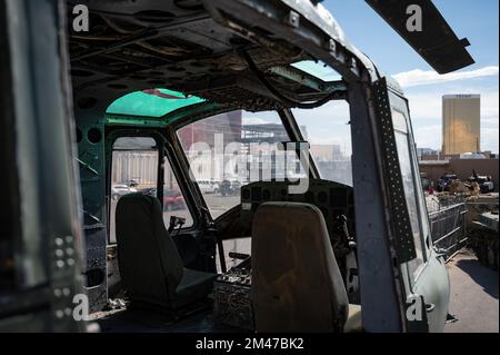 Innenausstattung eines verlassenen BELL UH-1C Hubschraubers in der Stadt Stockfoto