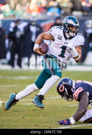 Chicago, Illinois, USA. 18.. Dezember 2022. Philadelphia Eagles Quarterback #1 Jalen in Action während eines Spiels gegen die Chicago Bears in Chicago, IL. Mike Wulf/CSM/Alamy Live News Stockfoto