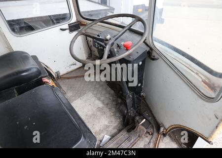 Geoff Hall und seine 15-köpfige Sammlung elektrischer Milchflotten von 1950 bis 1980, West Sussex, England, Großbritannien Stockfoto