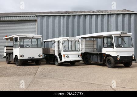 Geoff Hall und seine 15-köpfige Sammlung elektrischer Milchflotten von 1950 bis 1980, West Sussex, England, Großbritannien Stockfoto