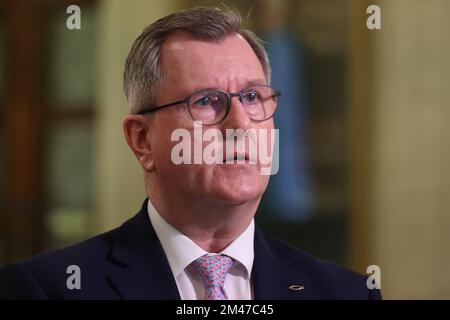 Sir Jeffrey Donaldson, Leiter der DUP, mit Parteikollege Gordon Lyons MLA, in der Großen Halle, Parlamentsgebäude in Stormont, sprach über die Ernennung von Joe Kennedy III zum US-Sondergesandten für Nordirland. Foto: Montag, 19. Dezember 2022. Stockfoto