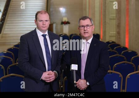 Sir Jeffrey Donaldson, Leiter des DUP, mit Parteikollege Gordon Lyons MLA, in der Großen Halle, Parlamentsgebäude in Stormont, und sprach über Leo Varadkar, der der neue Taoiseach wird. Foto: Montag, 19. Dezember 2022. Stockfoto