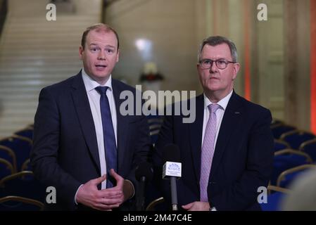 Sir Jeffrey Donaldson, Leiter des DUP, mit Parteikollegen Gordon Lyons MLA, in der Großen Halle, Parlamentsgebäude in Stormont, und sprach über die Treibstoffzahlung von £600. Foto: Montag, 19. Dezember 2022. Stockfoto