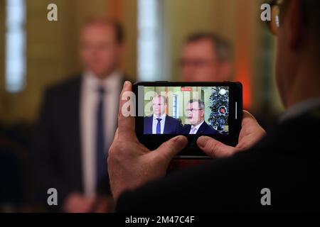 Sir Jeffrey Donaldson, Leiter des DUP, mit Parteikollegen Gordon Lyons MLA, in der Großen Halle, Parlamentsgebäude in Stormont, und sprach über die Treibstoffzahlung von £600. Foto: Montag, 19. Dezember 2022. Stockfoto