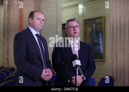 Sir Jeffrey Donaldson, Leiter der DUP, mit Parteikollege Gordon Lyons MLA, in der Großen Halle, Parlamentsgebäude in Stormont, sprach über die Ernennung von Joe Kennedy III zum US-Sondergesandten für Nordirland. Foto: Montag, 19. Dezember 2022. Stockfoto