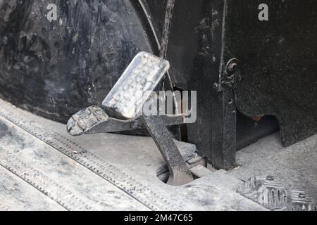 Geoff Hall und seine 15-köpfige Sammlung elektrischer Milchflotten von 1950 bis 1980, West Sussex, England, Großbritannien Stockfoto