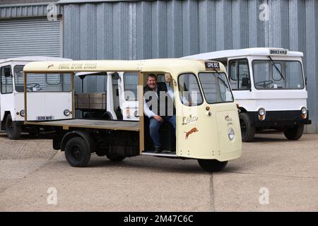 Geoff Hall und seine 15-köpfige Sammlung elektrischer Milchflotten von 1950 bis 1980, West Sussex, England, Großbritannien Stockfoto