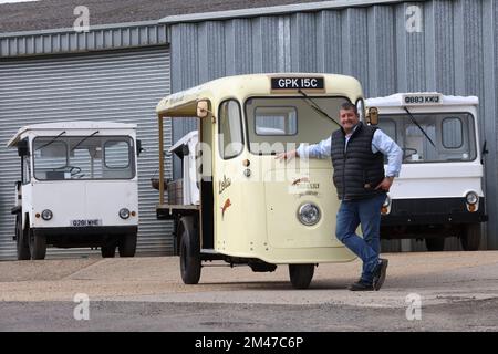 Geoff Hall und seine 15-köpfige Sammlung elektrischer Milchflotten von 1950 bis 1980, West Sussex, England, Großbritannien Stockfoto