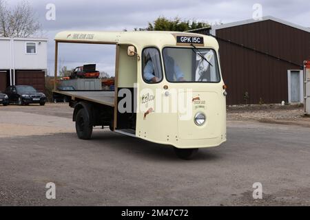 Geoff Hall und seine 15-köpfige Sammlung elektrischer Milchflotten von 1950 bis 1980, West Sussex, England, Großbritannien Stockfoto