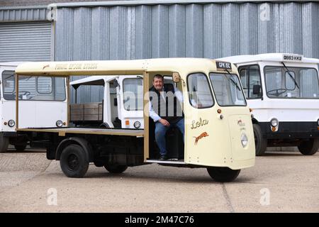 Geoff Hall und seine 15-köpfige Sammlung elektrischer Milchflotten von 1950 bis 1980, West Sussex, England, Großbritannien Stockfoto