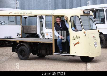 Geoff Hall und seine 15-köpfige Sammlung elektrischer Milchflotten von 1950 bis 1980, West Sussex, England, Großbritannien Stockfoto