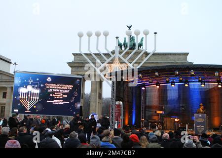 Berlin, Deutschland. 18.. Dezember 2022. (12/18/2022) Berlin: Hanukkah am Brandenburger Tor - Einweihung und Zeremonie. Die Beleuchtung der ersten Hanukka-Kerze. (Foto: Simone Kuhlmey/Pacific Press/Sipa USA) Guthaben: SIPA USA/Alamy Live News Stockfoto