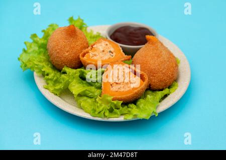 Traditionell gebratene Unterschenkel aus Brasilian, Coxinha de frango auf einem kleinen Gericht Stockfoto