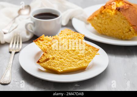 Hausgemachter Kuchen aus grünem Mais auf einem kleinen Teller. Typisch brasilianisches Essen. Stockfoto