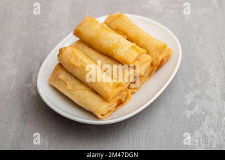 Frühlingsrolle, auch bekannt als Eierrolle auf weißer Schale Stockfoto