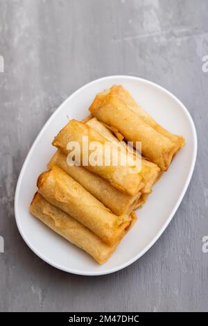 Frühlingsrolle, auch bekannt als Eierrolle auf weißer Schale Stockfoto