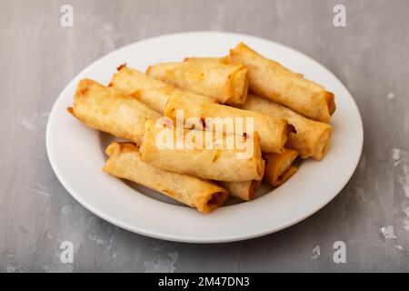 Frühlingsrolle, auch bekannt als Eierrolle auf weißer Schale Stockfoto