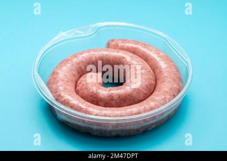 Gerolltes Botifarra, eine für Katalonien typische Schweinefleischwurst, in einem Plastik Stockfoto