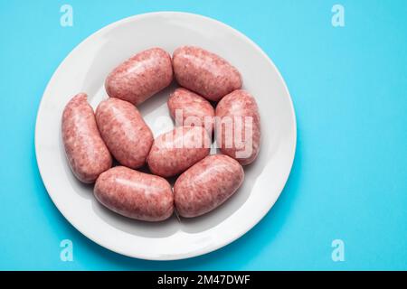 Gerolltes Botifarra, eine für Katalonien typische Schweinefleischwurst, in einem Plastik Stockfoto