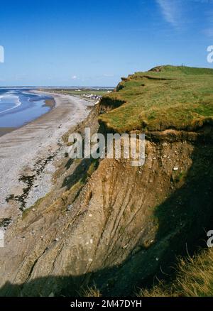 Dinas Dinlle Hillfort, Llandwrog, mit Blick nach Norden entlang des Strandes nach Morfa Dinlle, Maes Awyr Caernarfon Airport und die Dünen von Newborough Warren. Stockfoto