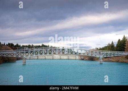 Die Fußbrücke über den Tekapo-See, über den Scott-Teich, die die Kirche des Guten Hirten mit der Stadt Lake Tekapo verbindet. Stockfoto