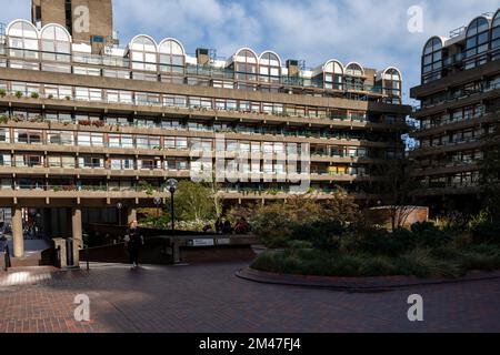 Bunyan Court ist ein Terrassenblock von Apartments, die von Osten nach Westen auf dem Nordpodium des Barbican Anwesens verlaufen. Bunyan Court bildet die Mitte eines „ Stockfoto