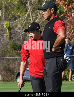 Orlando, Usa. 18.. Dezember 2022. Tiger Woods und sein Sohn Charlie Woods warten darauf, in der letzten Runde der PNC Championship im Ritz-Carlton Golf Club in Orlando auf das 12.. Loch zu steigen. (Foto: Paul Hennessy/SOPA Images/Sipa USA) Guthaben: SIPA USA/Alamy Live News Stockfoto