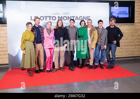 Rom, Italien. 19.. Dezember 2022. Die Besetzung nimmt am Fototermin des Films „Le Otto Montagne“ im Space Cinema Moderno in Rom Teil (Foto von Matteo Nardone/Pacific Press). Kredit: Pacific Press Media Production Corp./Alamy Live News Stockfoto